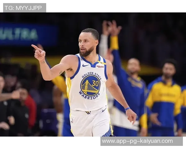 库里半场表现亮眼砍下15分5板4助助力球队取得领先